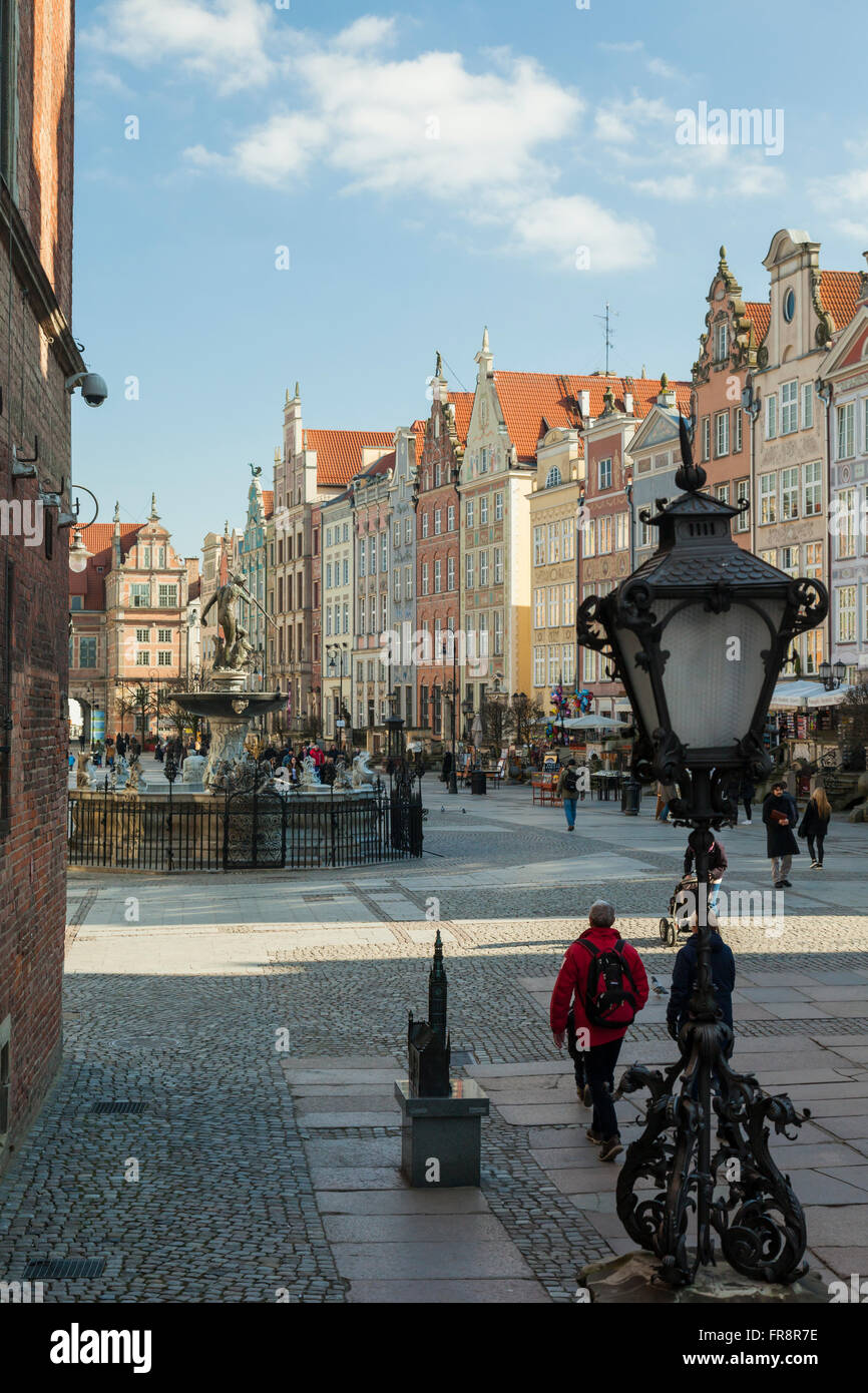 La vieille ville de Gdansk, Pologne. À la recherche de la rue Dluga (longue) dans Dlugi Targ (longue) du marché. Banque D'Images