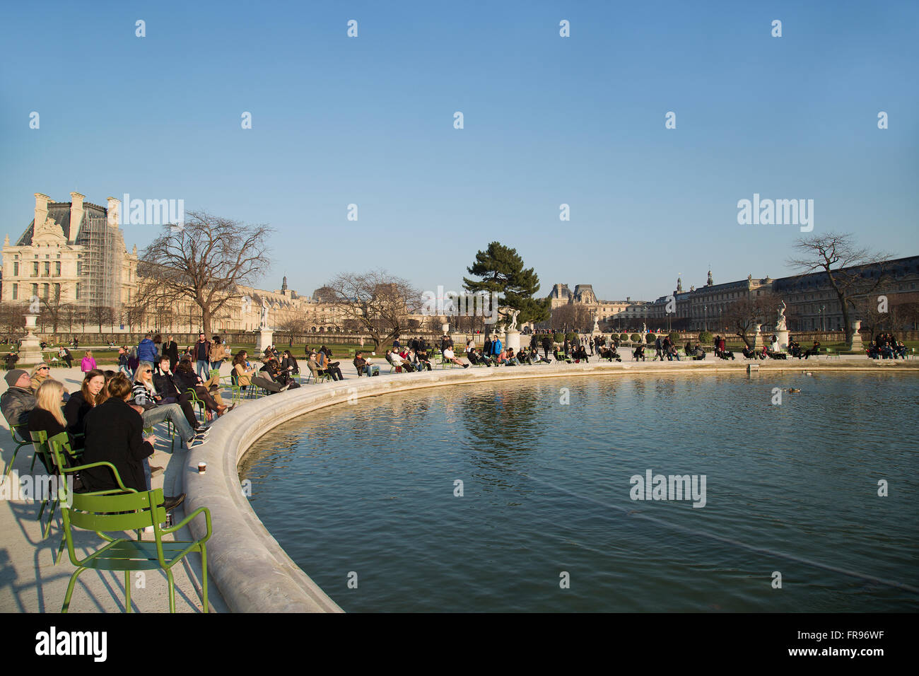 Les parisiens se détendre dans le Jardin des Tuileries à Paris, France en hiver Banque D'Images