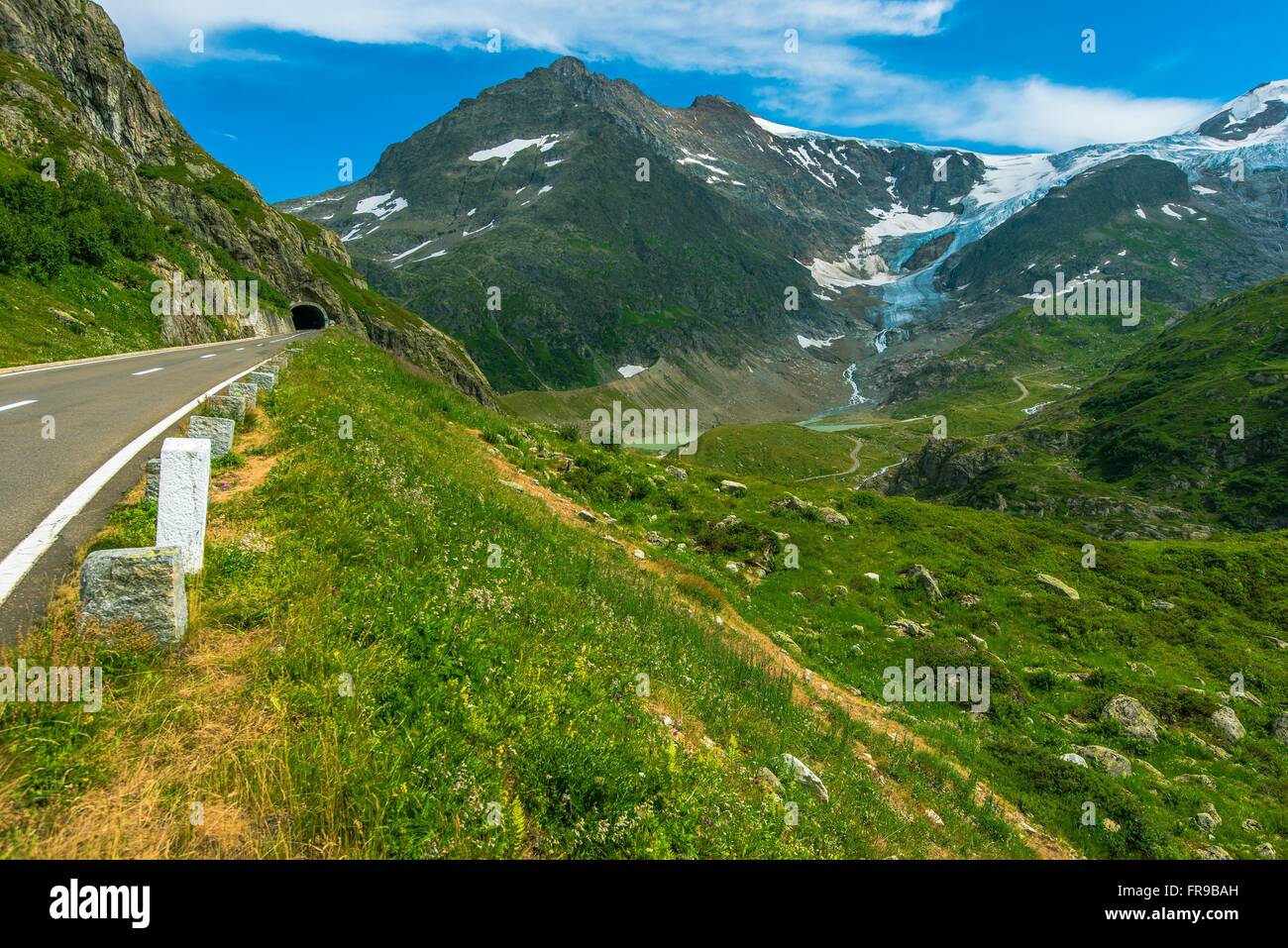 Route alpine d'été. Col de montagne pittoresque route avec tunnel. Alpes suisse. L'Europe. Banque D'Images