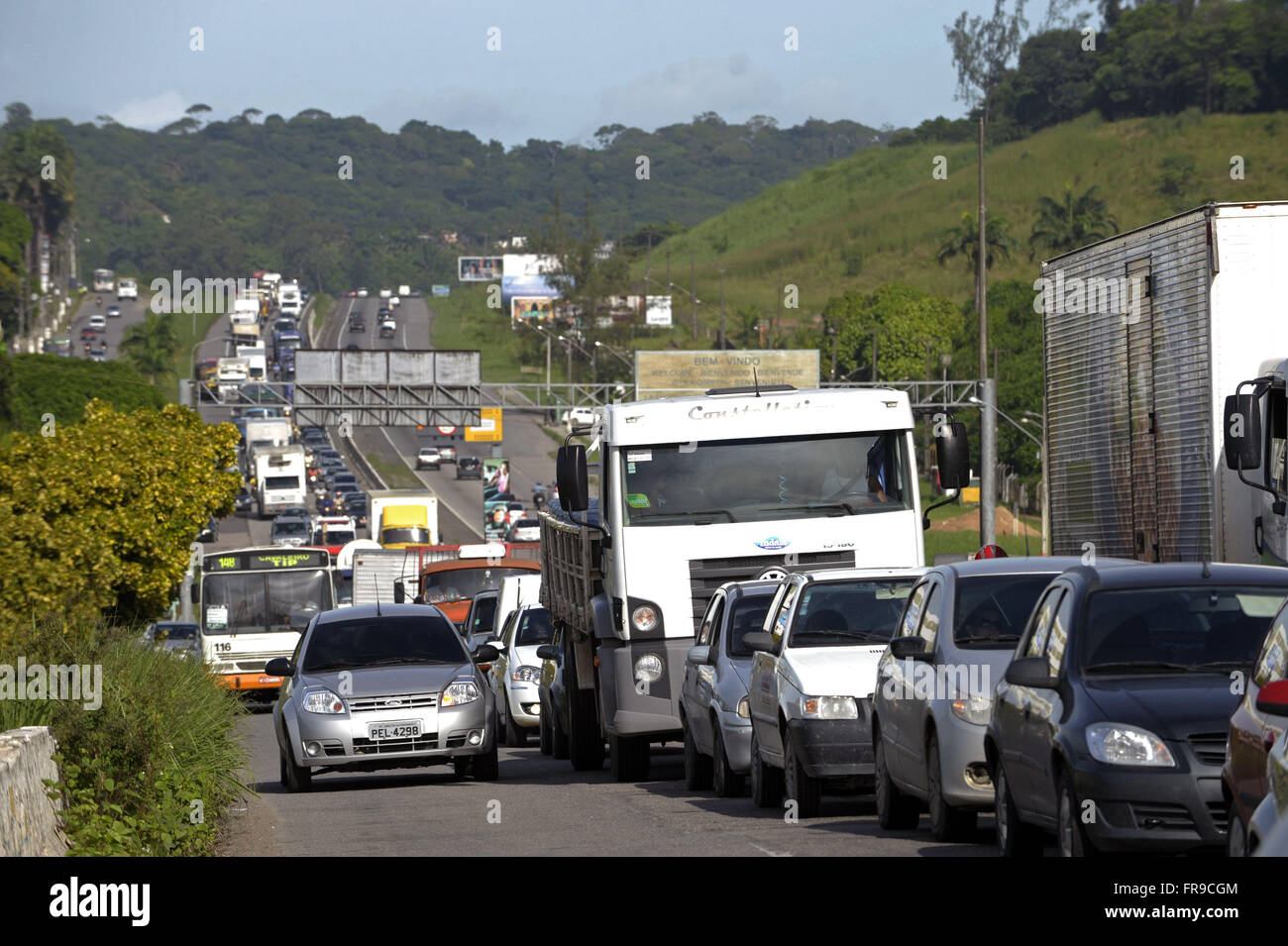 L'encombrement du trafic sur l'autoroute BR-232 qui donne accès à Recife Banque D'Images