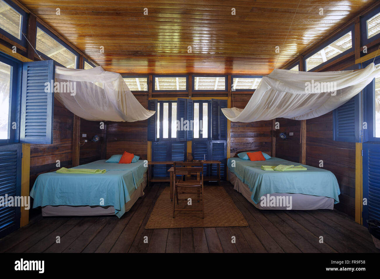 Vue intérieure de l'un des bungalows du floating hostel Uacari Banque D'Images