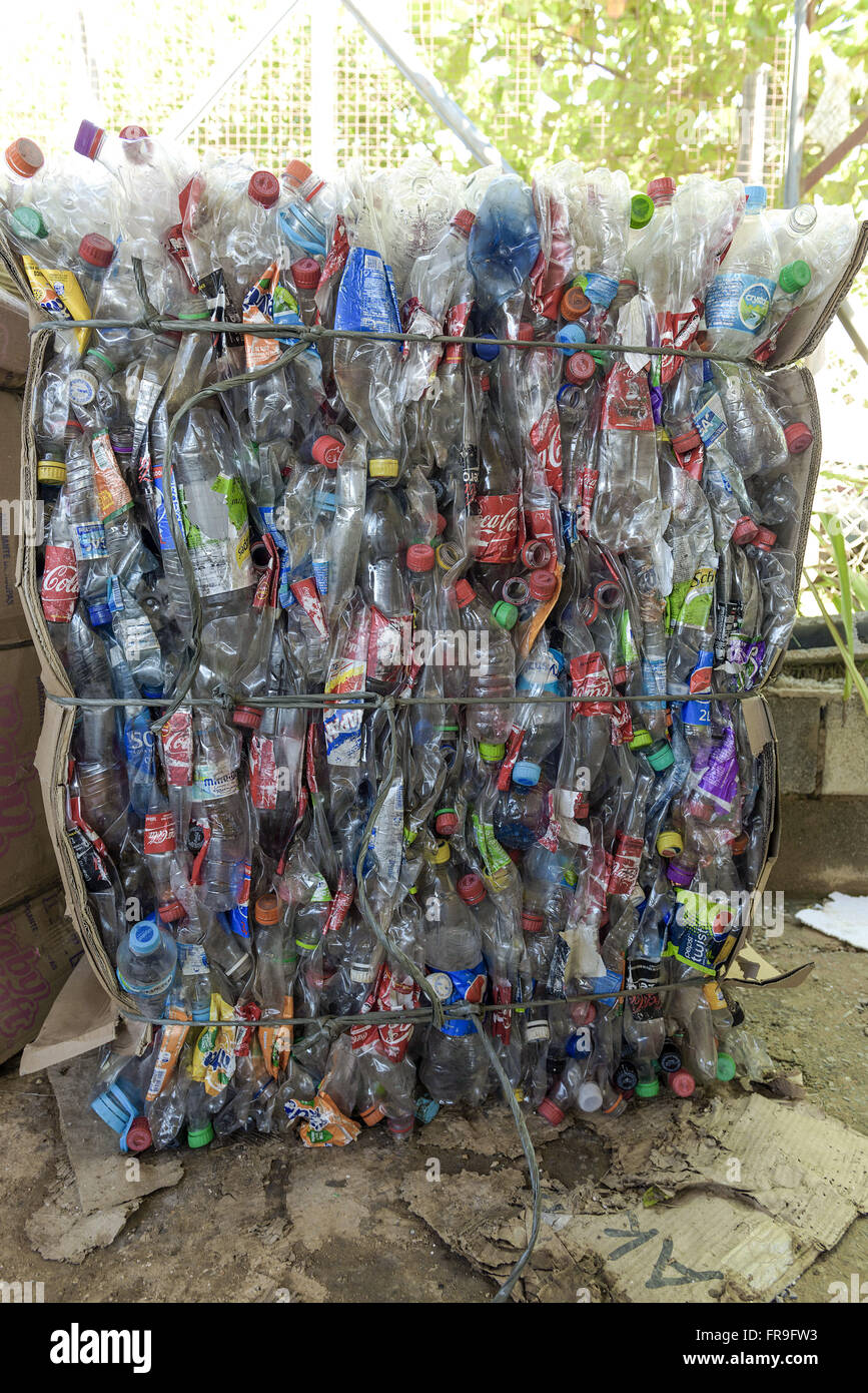Flacons PET enfoncé pour recyclage en ASCAMARE Banque D'Images
