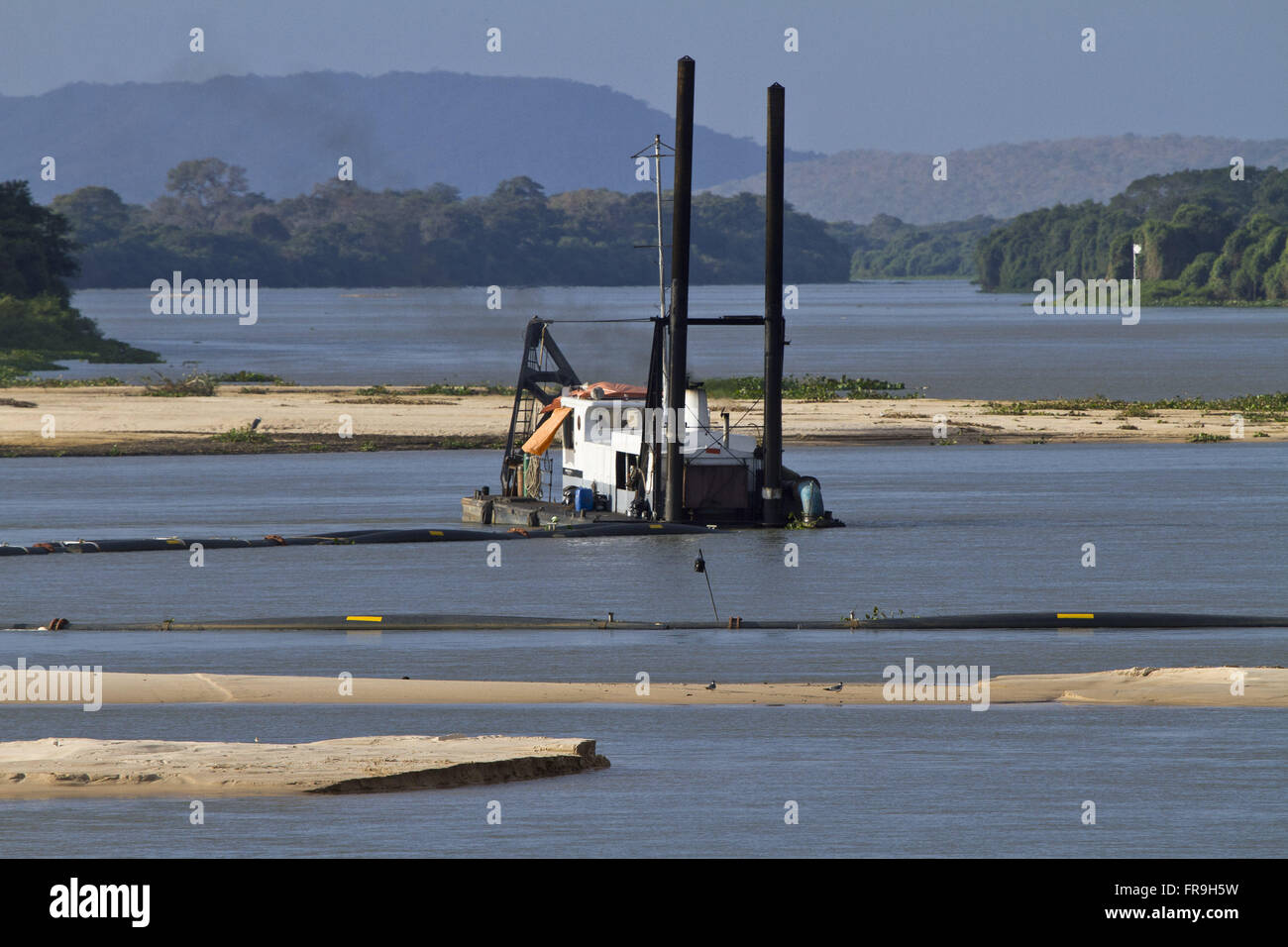 Le dragage du lit du Rio Paraguay à l'extraction de sable et de l'approfondissement du chenal de navigation Banque D'Images