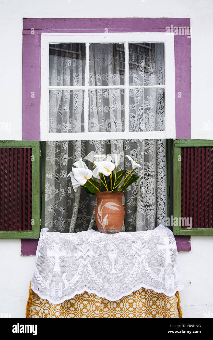 Fenêtre ornée avec vase à fleurs pour la fête de Corpus Christi Banque D'Images