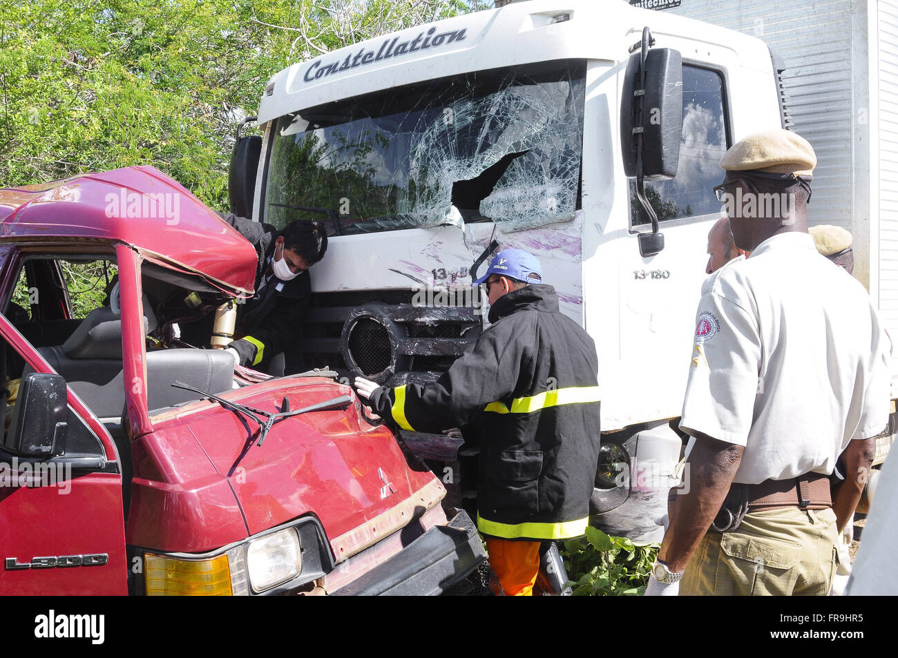 Crash entre van transport de passagers et cargo truck Banque D'Images