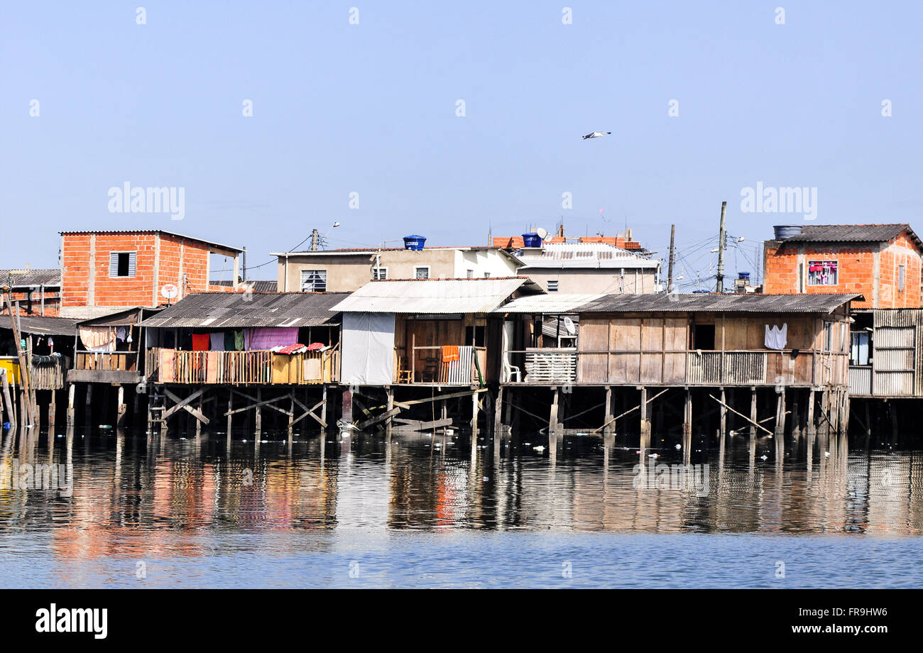 Des maisons sur pilotis sur la rive de l'estuaire Banque D'Images