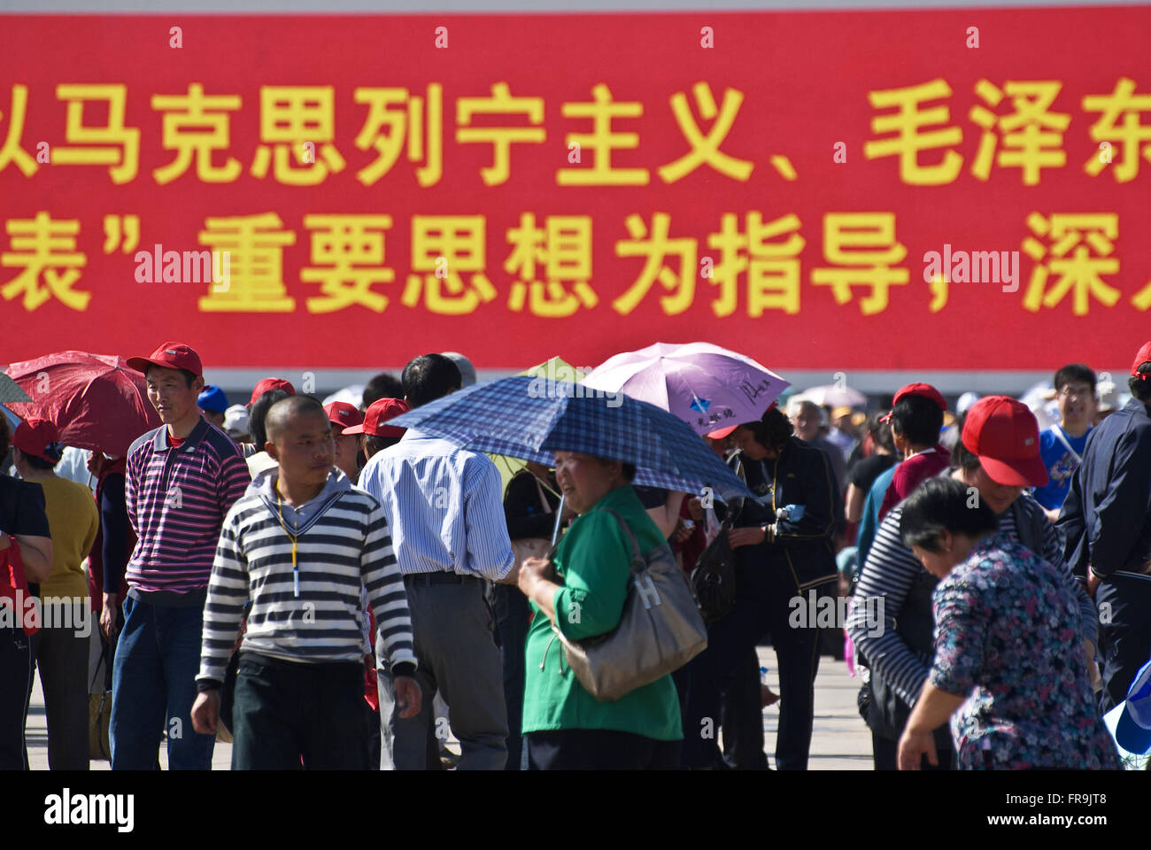 Les touristes visitant la Cité interdite à la place Tiananmen Banque D'Images