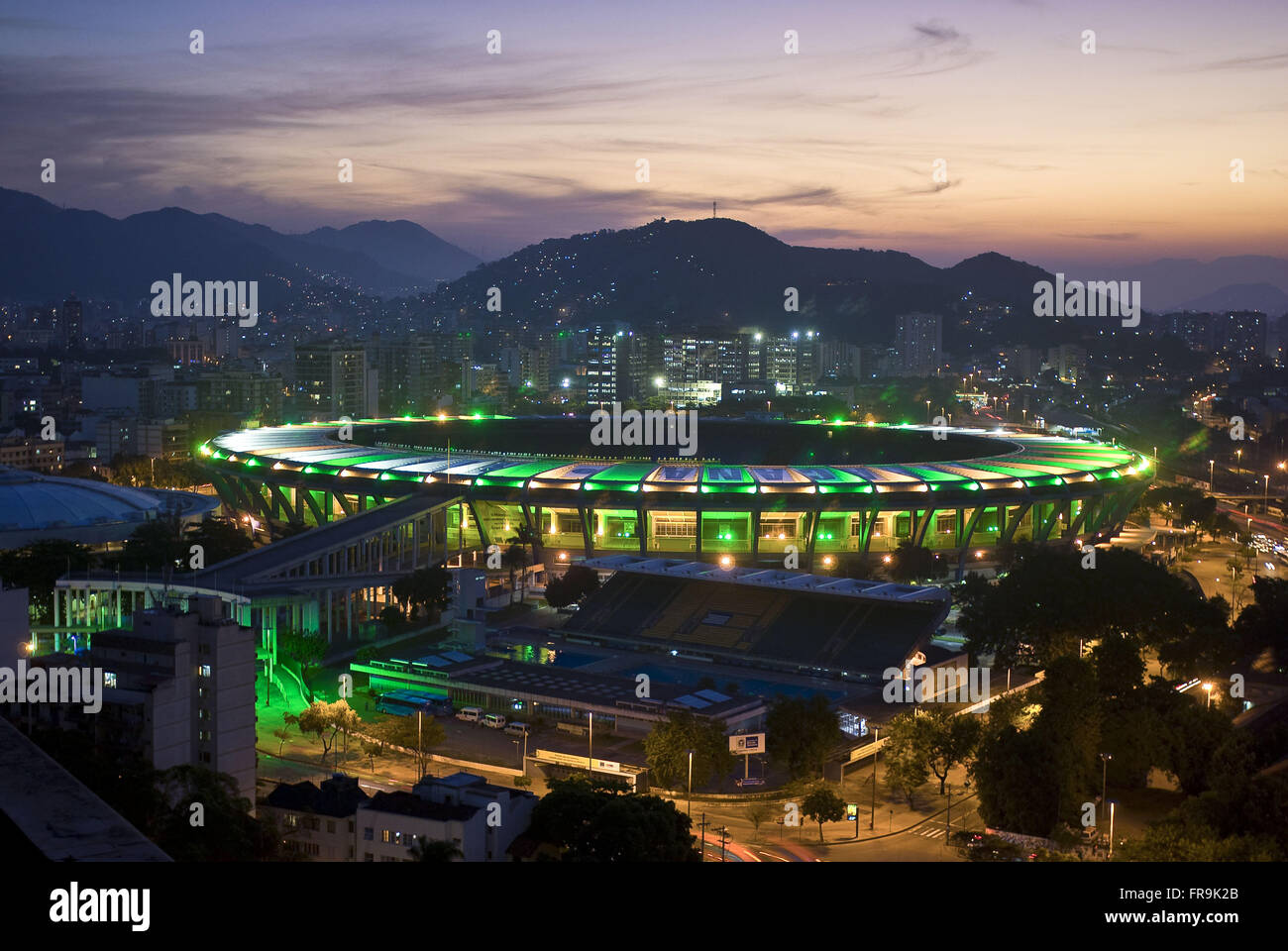 Estadio journaliste Mario Filho allumé au crépuscule - Maracana Banque D'Images