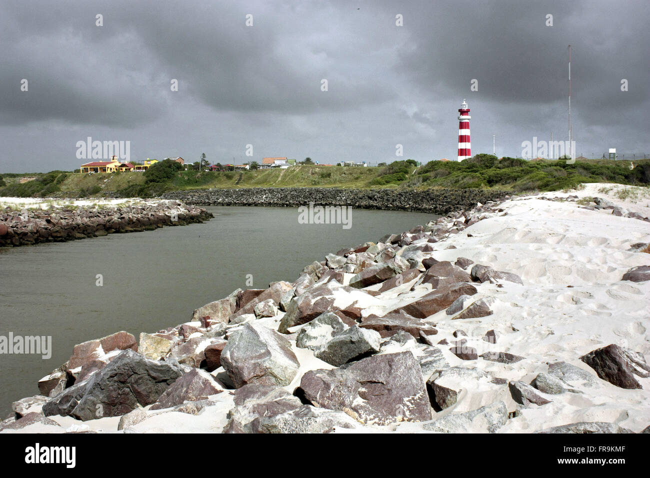 Barra do Chui Stream - petit - voie d'eau s'écoule dans l'Océan Atlantique Banque D'Images