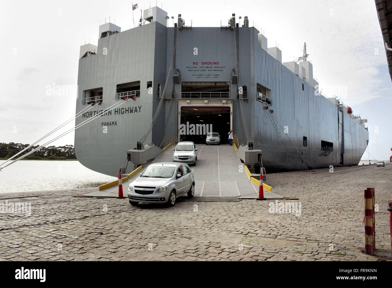 Freighter bateau amarré au quai du port de Rio Grande véhicules avec SP Banque D'Images