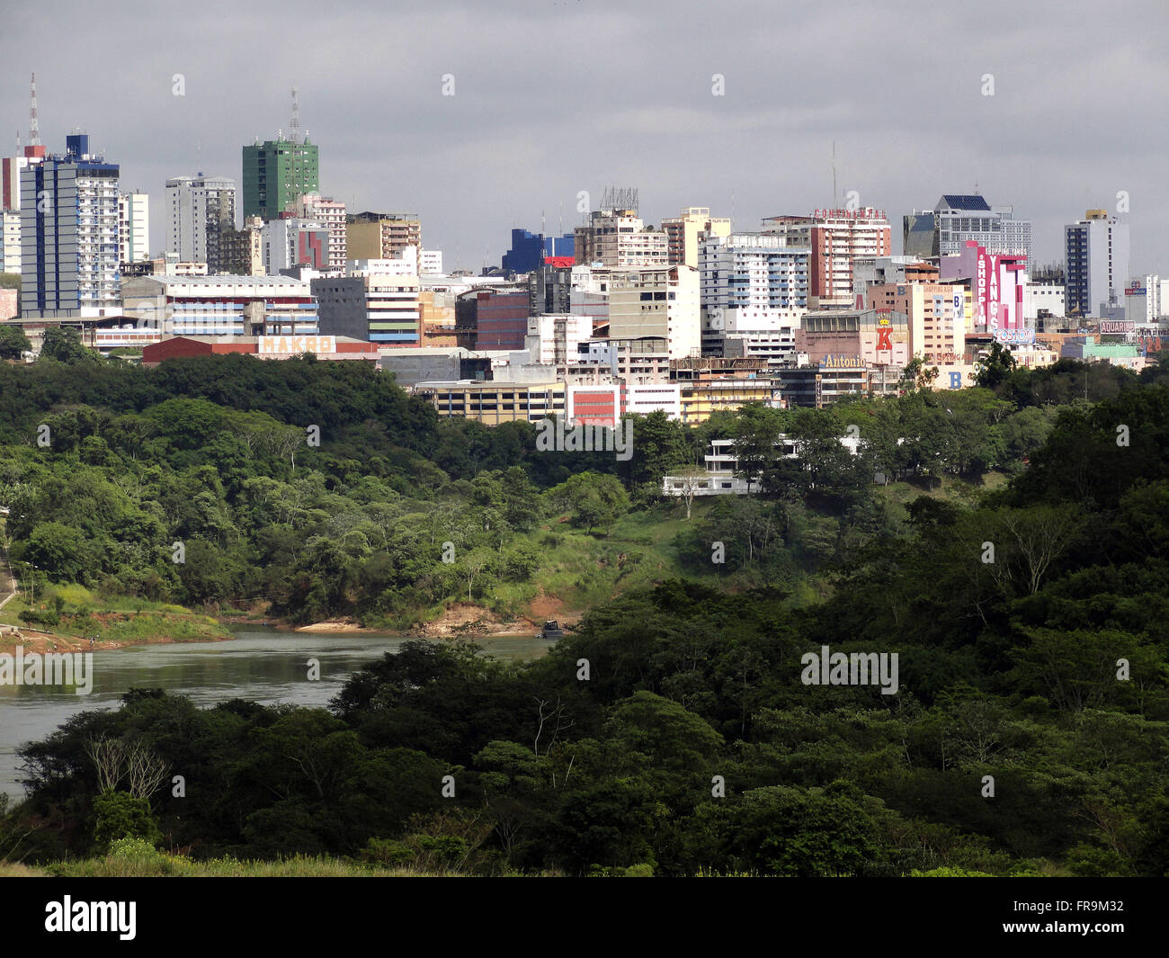 Dans le premier Foz do Iguacu au Brésil, Rio Parana et Ciudad del Este au Paraguay planifier Banque D'Images