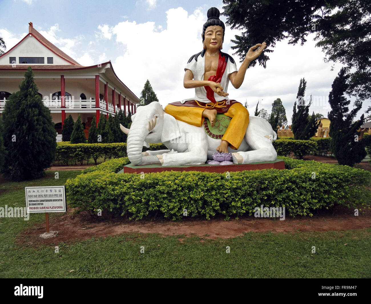 Statue de Samantabhadra Bodhisativa la grande vertu avant le temple bouddhiste Banque D'Images