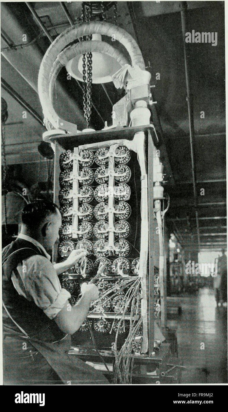 Publication de Bell Telephone de 1922, présentant les innovations en télécommunications, en technologie et en développement des systèmes téléphoniques au début du XXe siècle. Banque D'Images