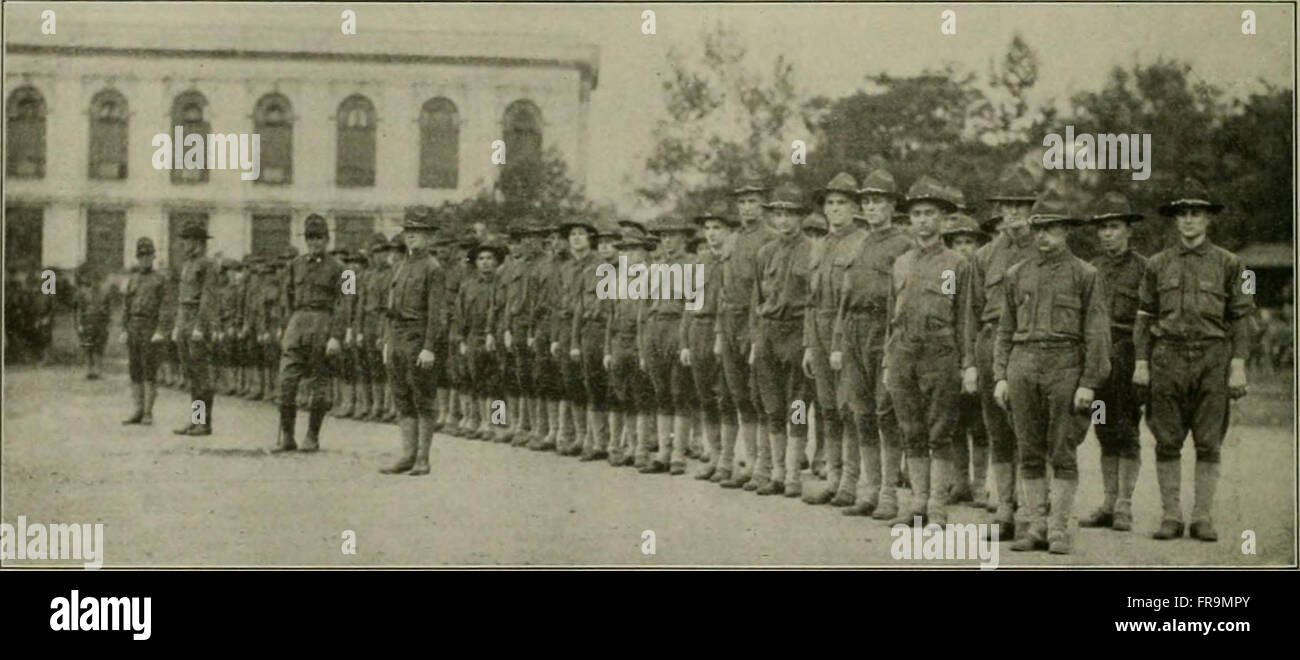 L'édition 1916 de 'Railway Mechanical Engineer' couvre les progrès en génie mécanique liés à l'industrie ferroviaire. Il explore les innovations dans la technologie des locomotives, l'infrastructure ferroviaire et les systèmes mécaniques des trains au début du XXe siècle. Banque D'Images
