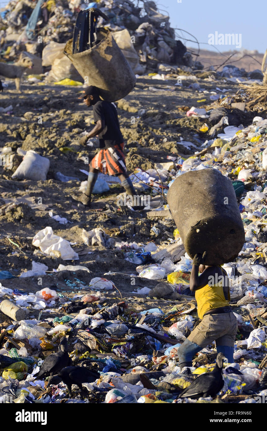 Les charognards la collecte de déchets recyclables à l'enfouissement sanitaire de Jardim Gramacho Banque D'Images