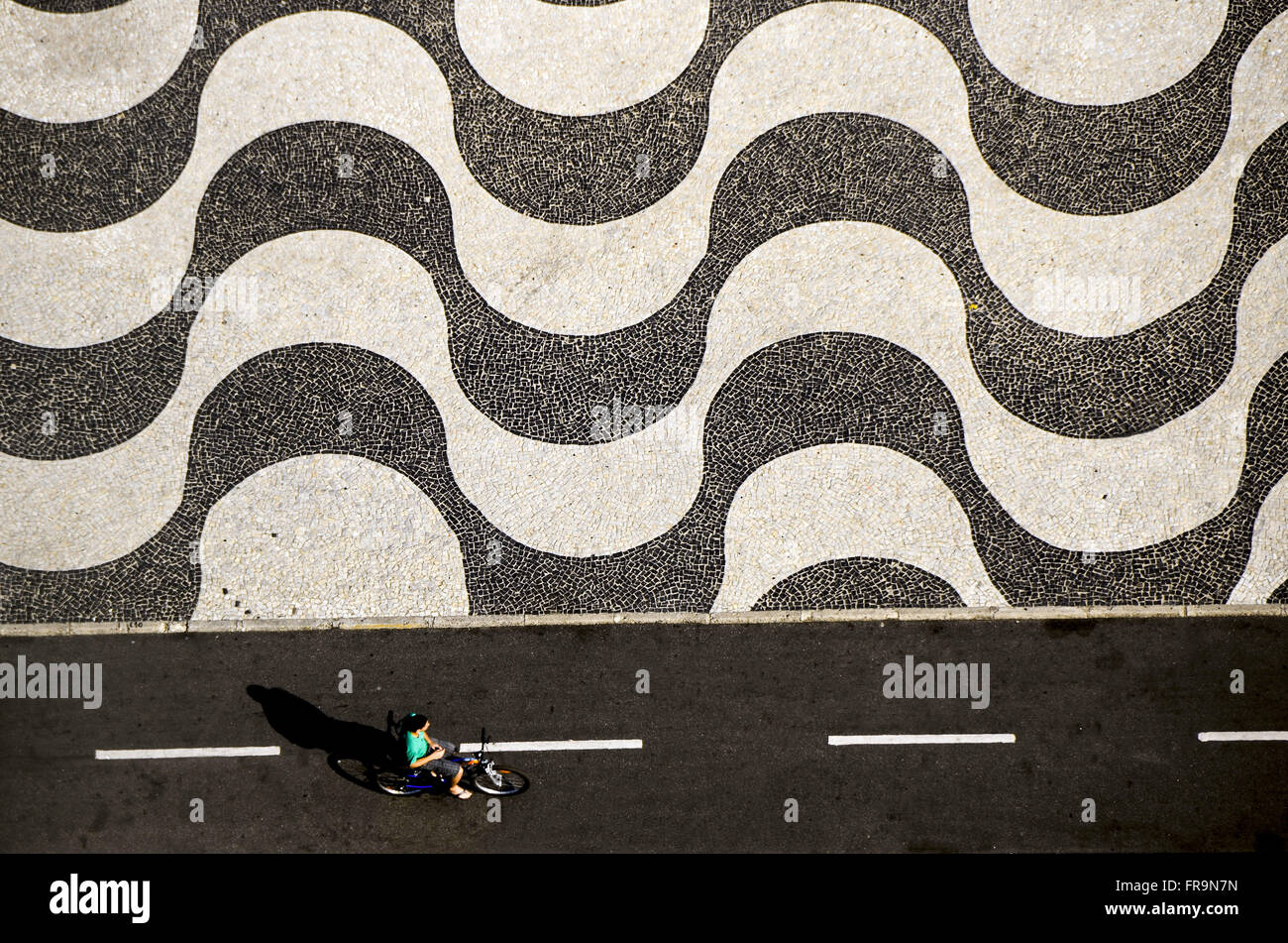 Vue aérienne de la promenade de la plage de Copacabana avec des gens pratiquant l'activité physique Banque D'Images
