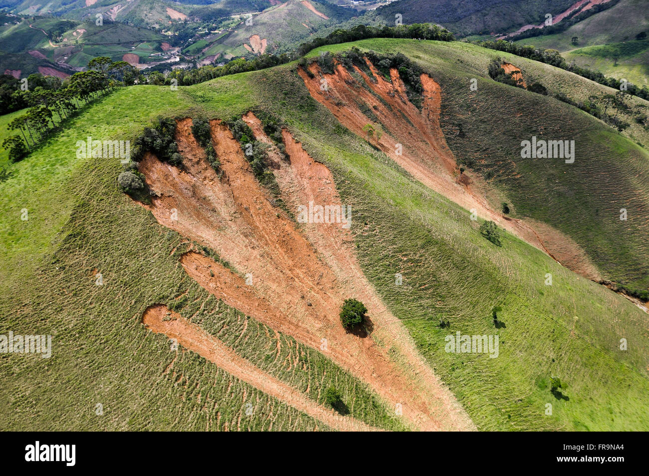 Vue aérienne des coteaux des glissements de terrain causés par la pluie Banque D'Images