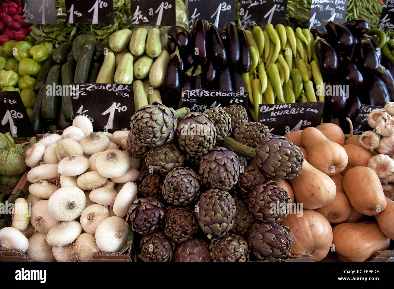Des légumes à l'étal du marché Naschmarkt à Vienne en Autriche - Banque D'Images