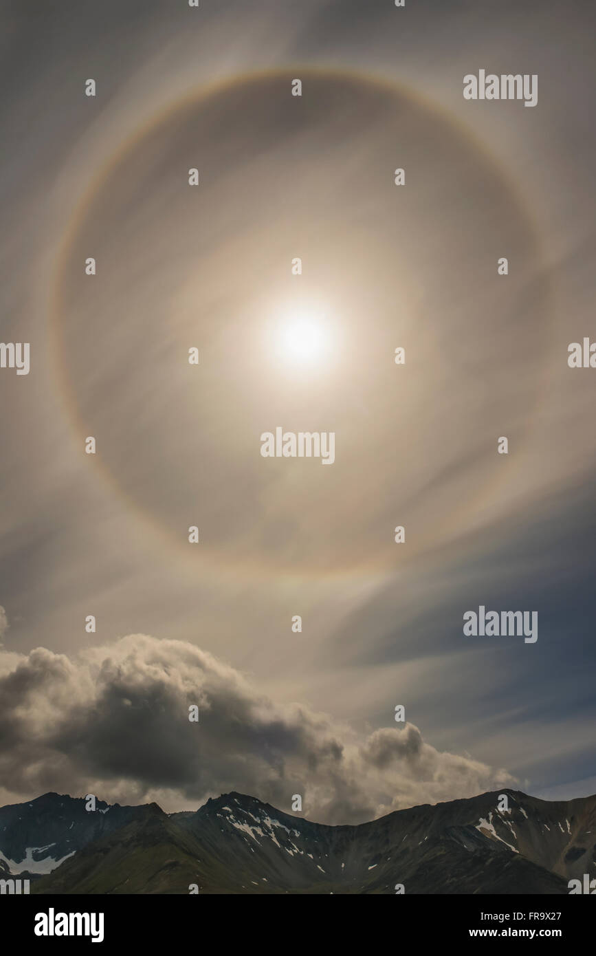 Un degré 22 halo remplit le ciel au-dessus de la montagnes Chigmit dans Lake Clark National Park & préserver, en Alaska. Banque D'Images