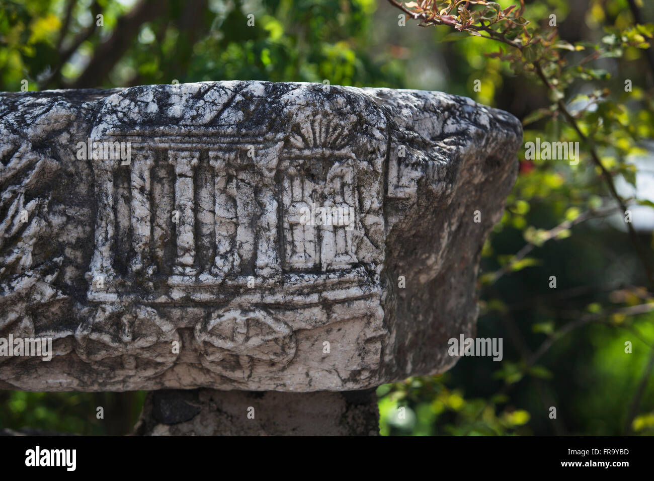 Close up detail d'un char sculpté dans la pierre ; Capernaüm, Israël Banque D'Images