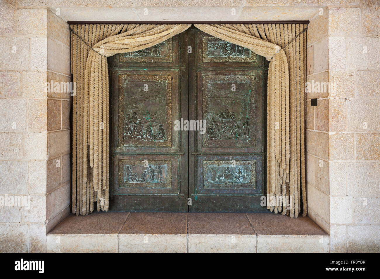 Porte à double façade verte et les rideaux tiré sur un bâtiment de l'église ; Tabgha, Israël Banque D'Images