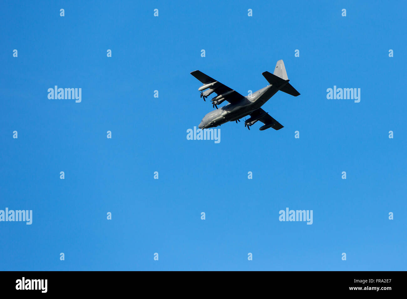 Lockheed C-130 Hercules dans le ciel bleu Banque D'Images