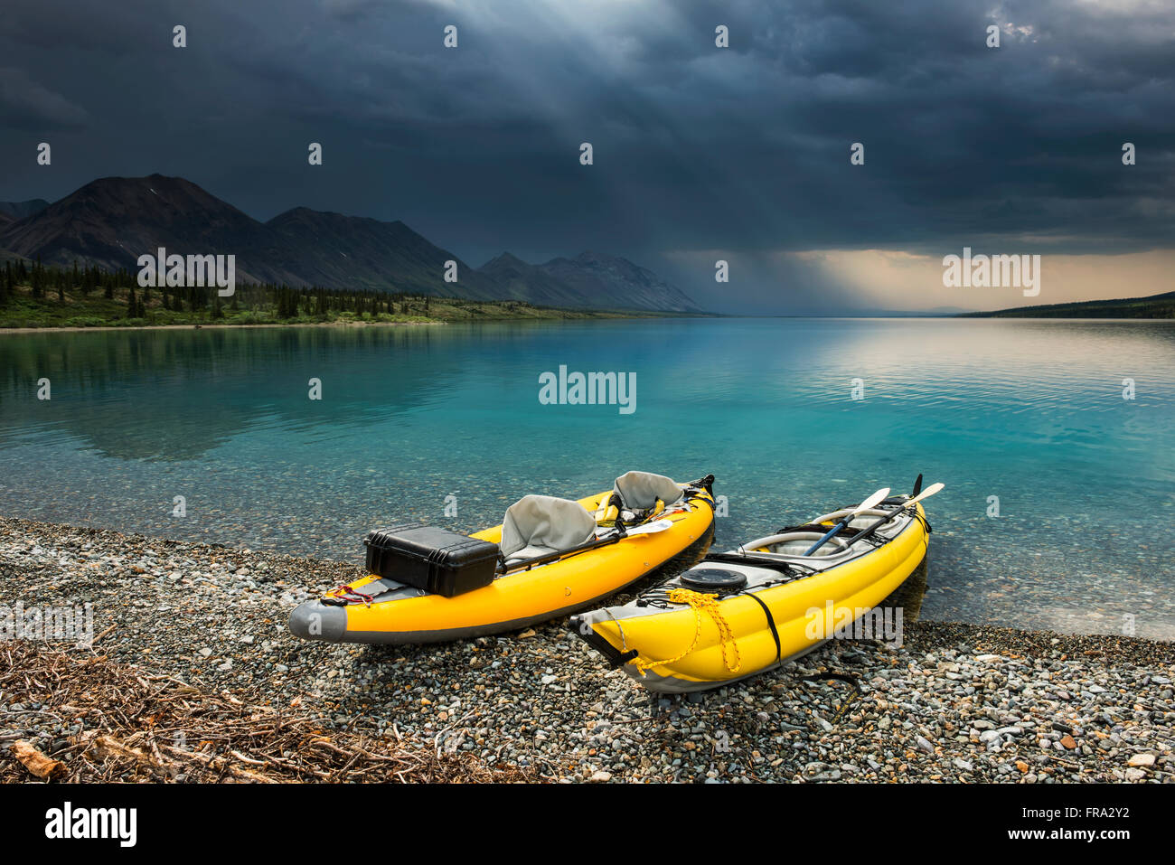 Une paire de kayaks jaunes gonflables sur la plage du lac Lower Twin avec Un orage d'été en arrière-plan, parc national et réserve du lac Clark, ... Banque D'Images