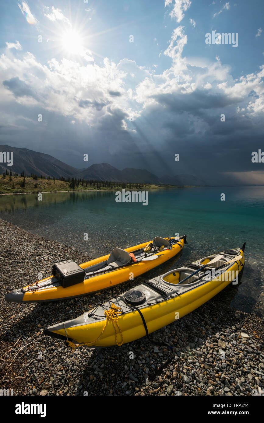 Une paire de kayaks jaunes gonflables sur la plage des lacs inférieurs avec Une tempête d'été en arrière-plan, parc national et réserve du lac Clark,... Banque D'Images