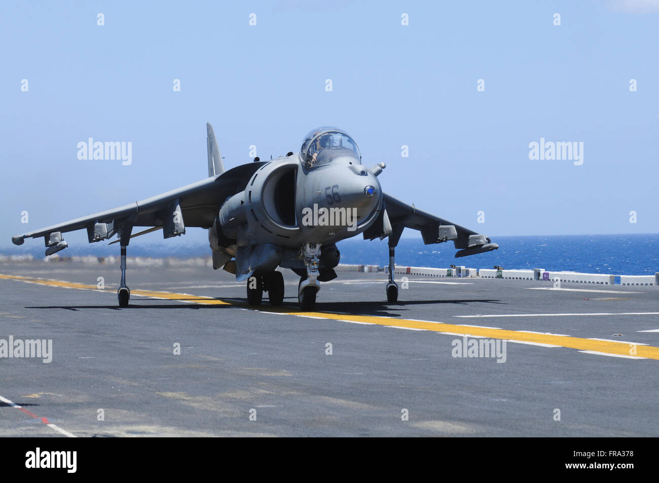 Une entrée AV-8B Harrier II Marine débarque sur le poste de pilotage de l'USS Peleliu (LHA-5) pendant les opérations de vol dans l'Océan Pacifique Banque D'Images