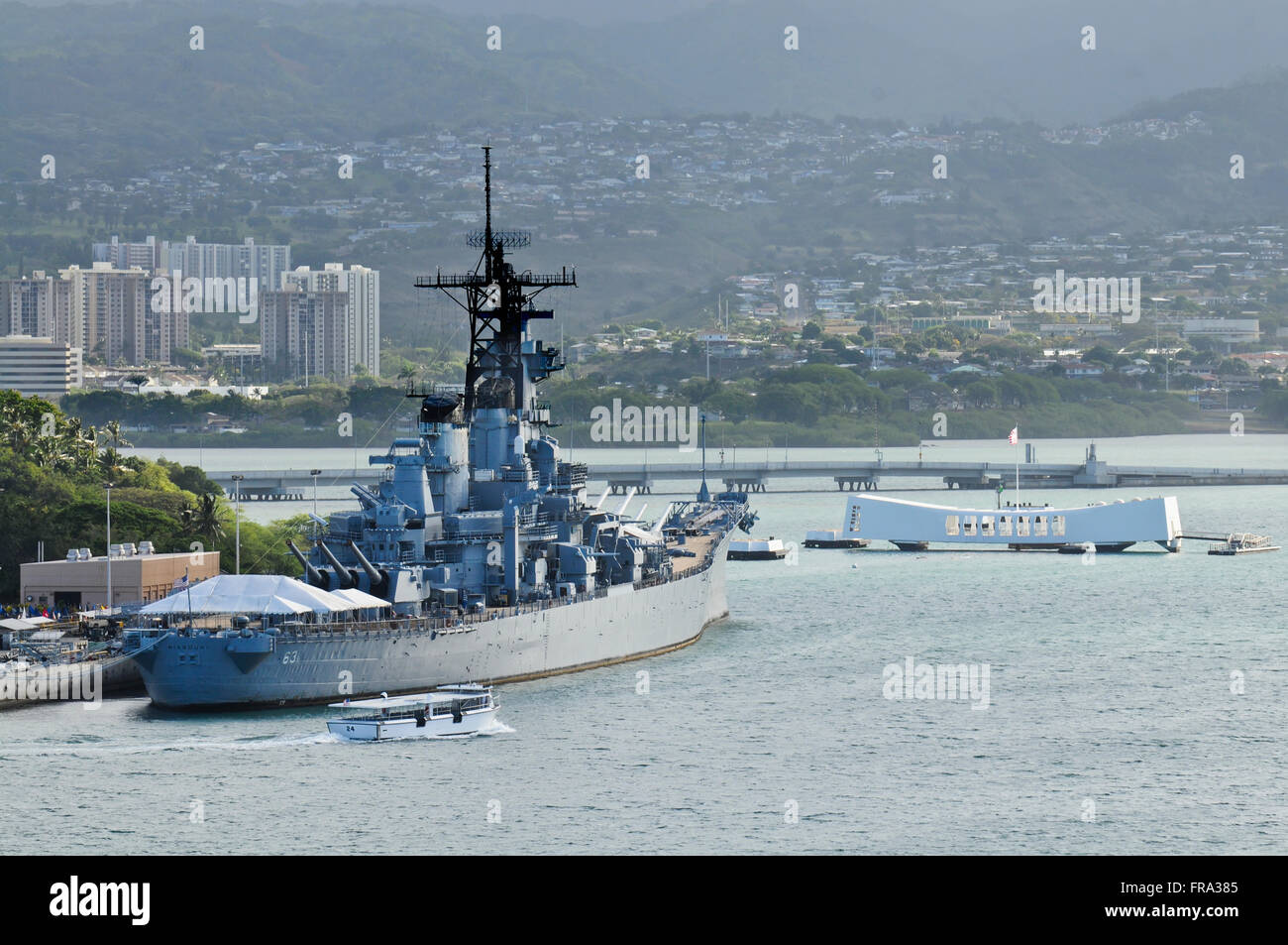L'USS Missouri (BB-63) incombe à quai dans Pearl Harbor près de l'USS Arizona Memorial ; Oahu, Hawaii, United States of America Banque D'Images