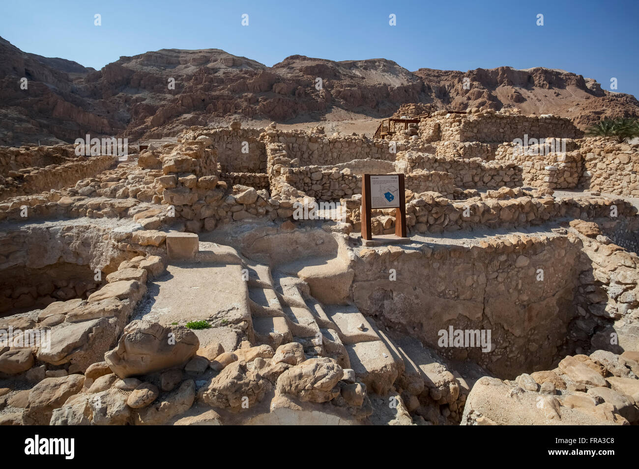 Les ruines de la communauté Qumran, avec des marches vers le bas utilisées pour les bains rituels et les diviseurs sur chaque étape étaient de s'assurer que l'impure Descending fait... Banque D'Images