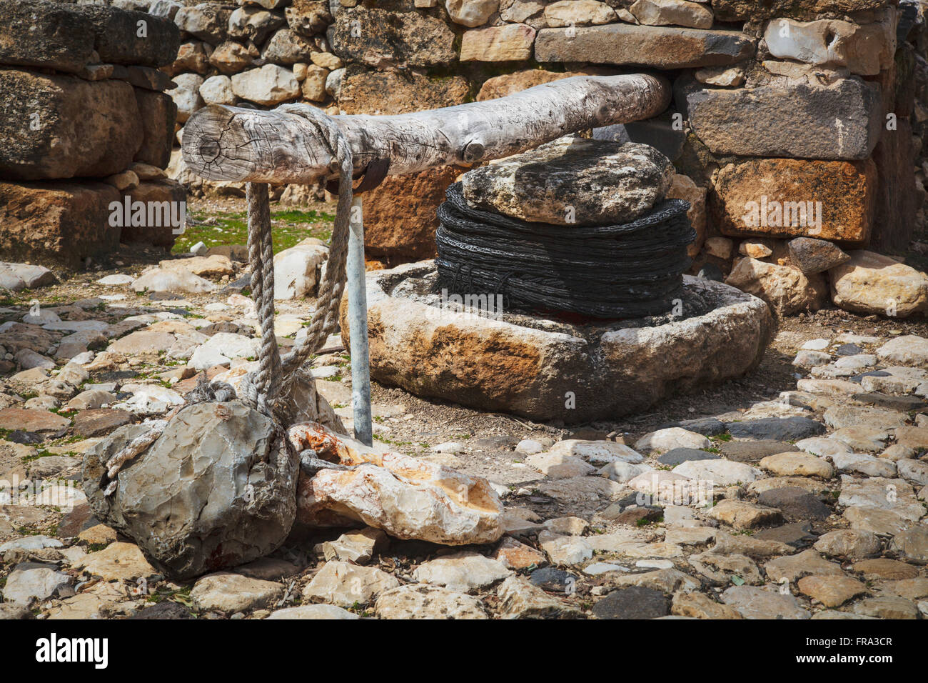 Presse d'olive et bassin en pierre sur le site des ruines antiques ; Tel Hazor, Israël Banque D'Images