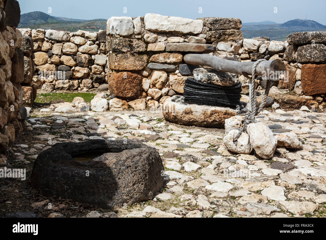 Presse d'olive et bassin en pierre sur le site des ruines antiques ; Tel Hazor, Israël Banque D'Images