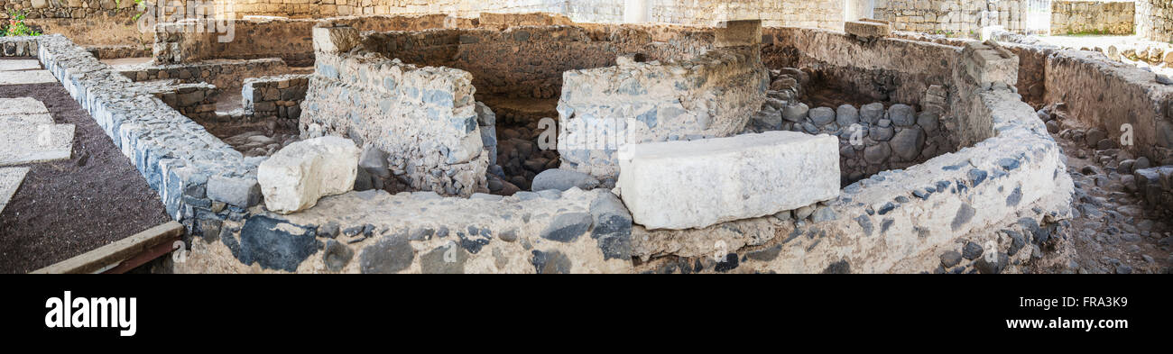 Ruines que l'on croit être l'emplacement de la maison de Pierre, creusé dans Capernaüm, maintenant protégé par une église qui est construite au-dessus de lui ; Capernaüm, Israël Banque D'Images