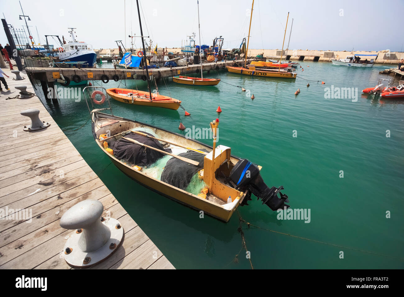 Bateaux dans l'eau turquoise dans le port ; Joppé, Israël Banque D'Images