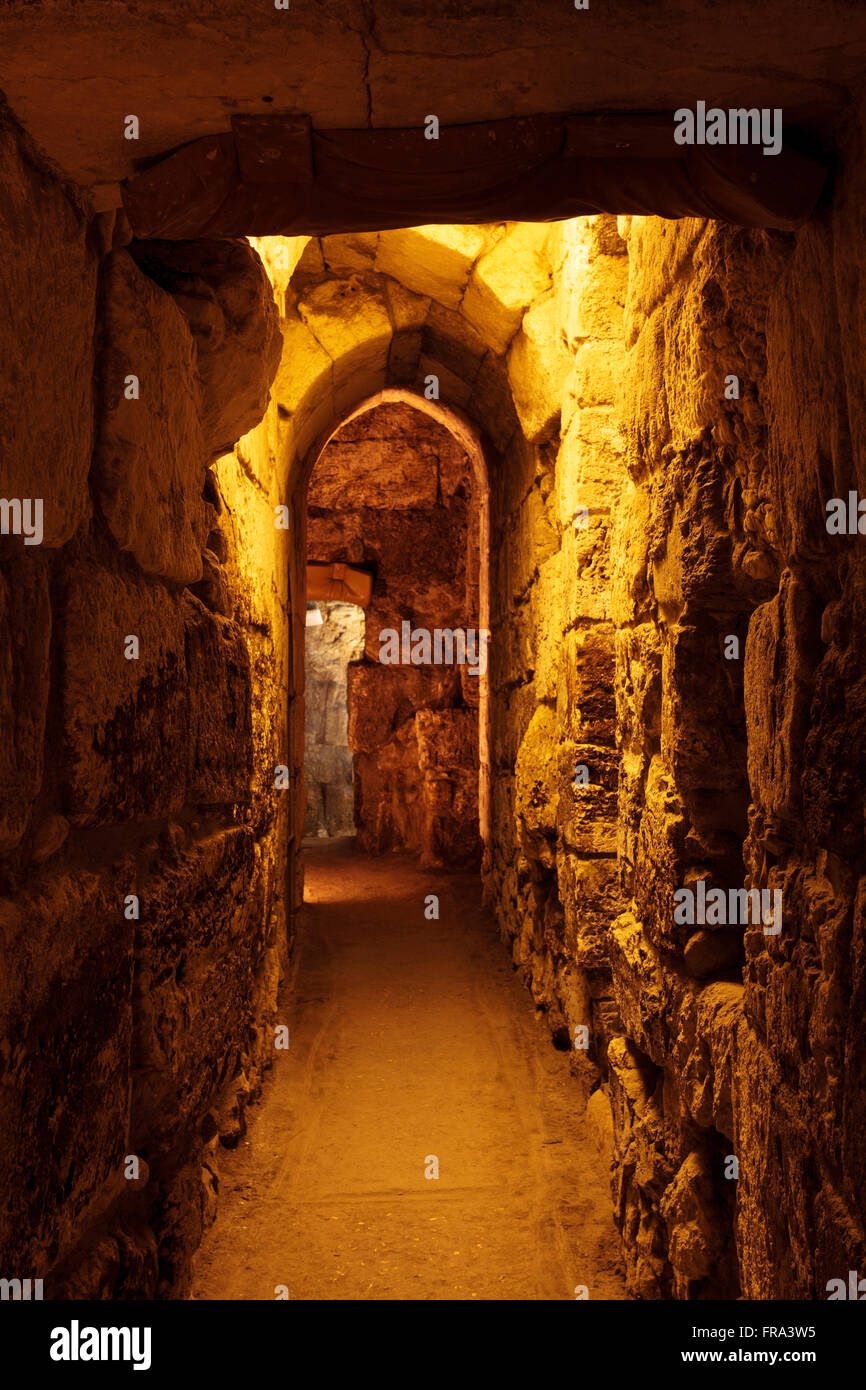 Murs en pierre de couloir souterrain ; Jérusalem, Israël Banque D'Images