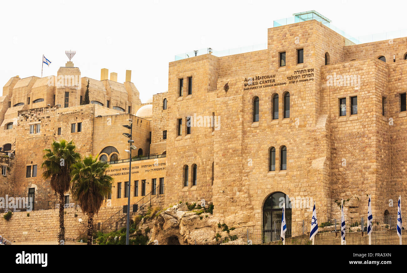 Centre mondial de l'AISH Hatorah, un bâtiment moderne dans la vieille ville de Jérusalem, avec un modèle de réplique du temple qu'une fois assis sur le mont du Temple sur le toit Banque D'Images