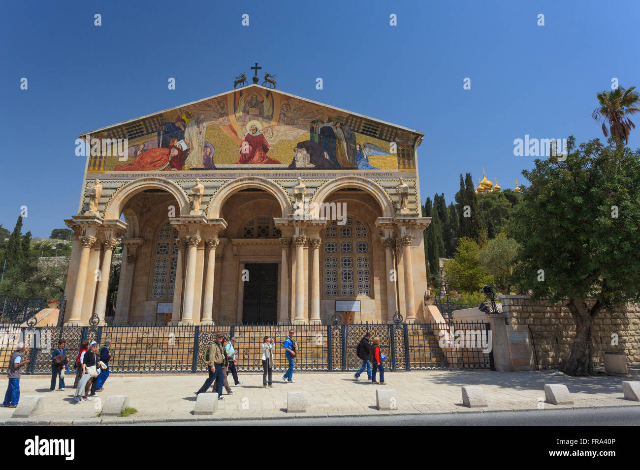 Bâtiment de l'église avec des œuvres d'art colorées sur la façade ; Jérusalem, Israël Banque D'Images