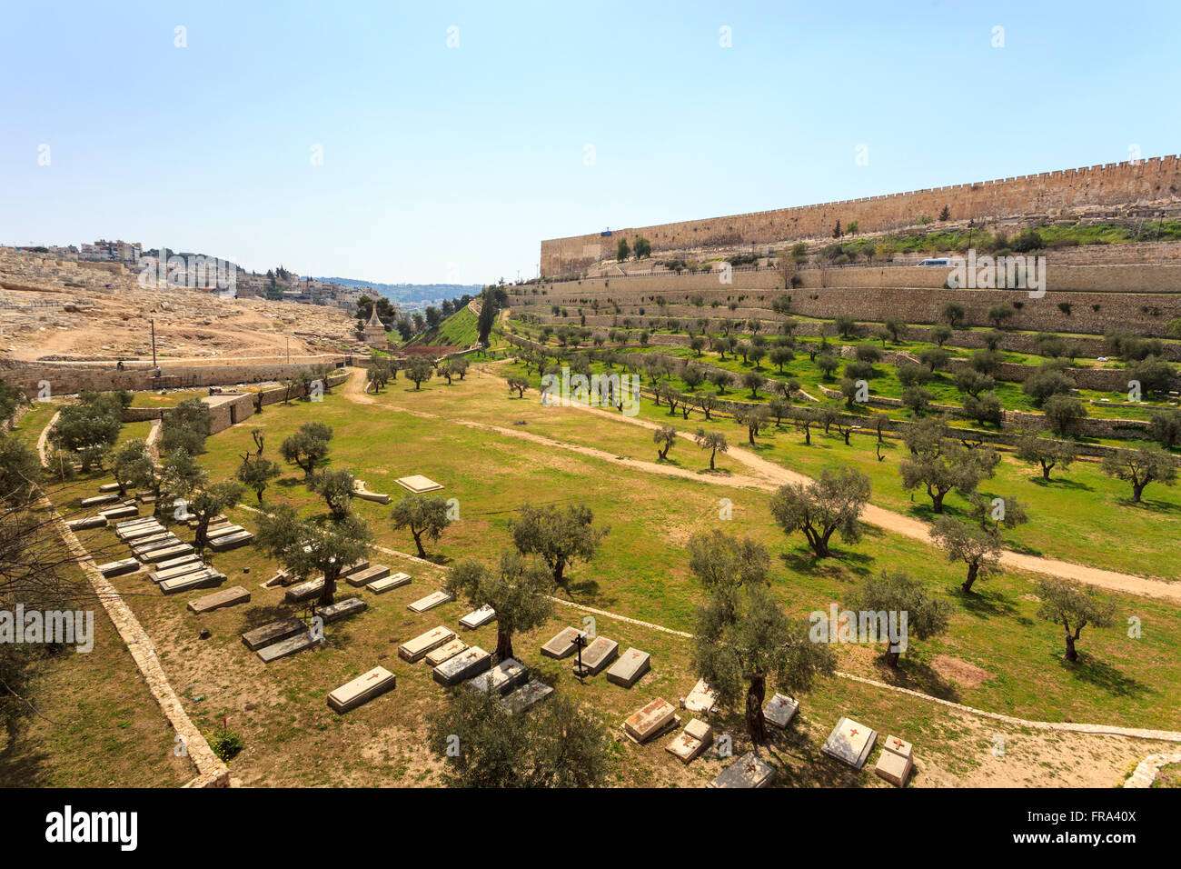 Remparts et un cimetière ; Jérusalem, Israël Banque D'Images