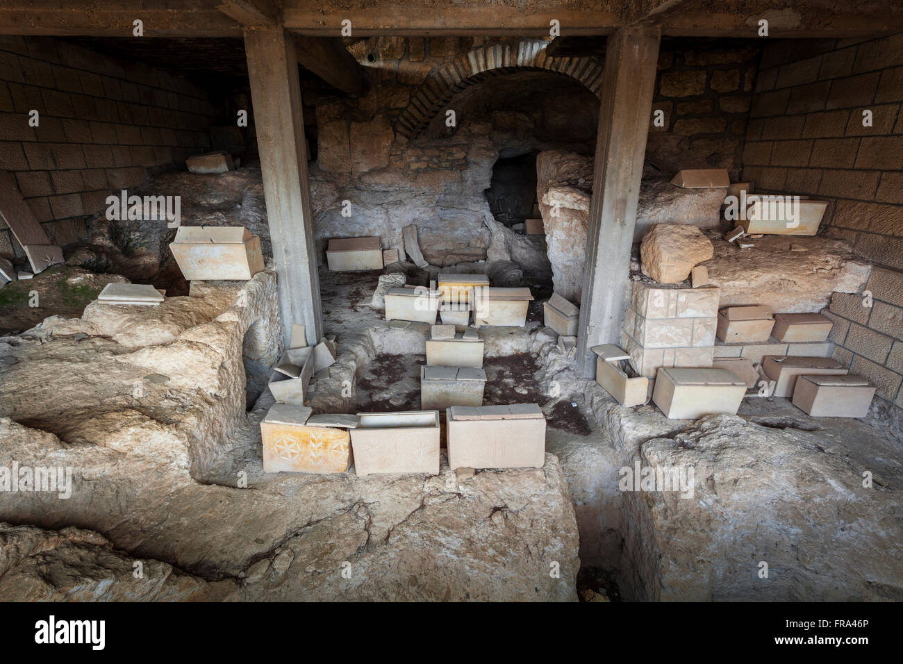 Petites boîtes à l'intérieur d'une grotte, Jérusalem, Israël Banque D'Images