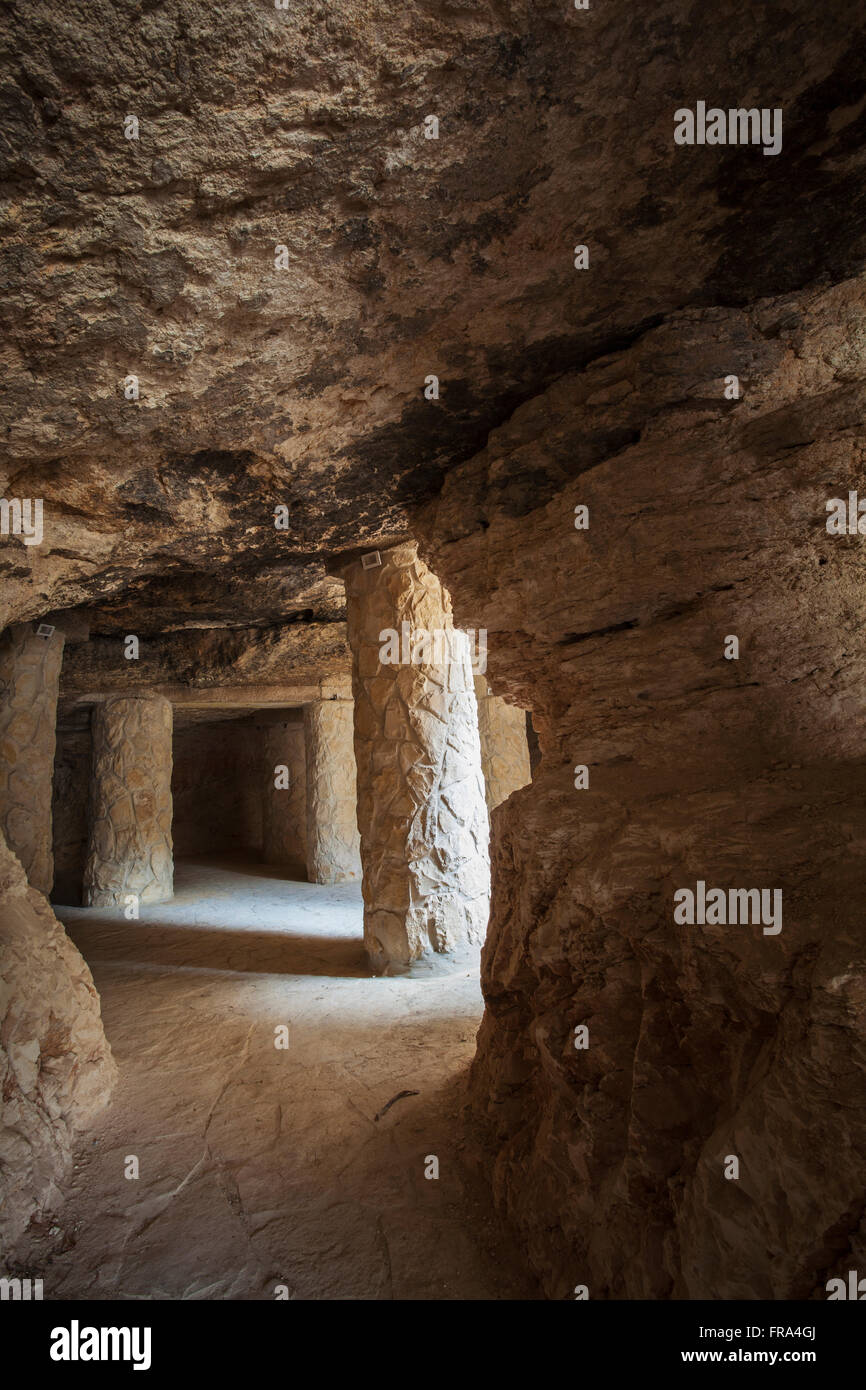 Piliers de pierre dans une grotte avec la lumière du soleil à l'entrée de Bethléem, Israël ; Banque D'Images