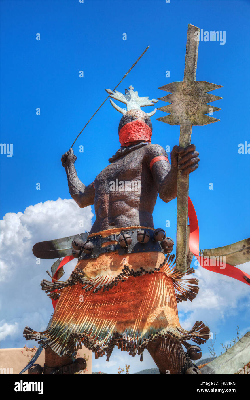 Apache Mountain Spirit Dancer statue, par Craig Dan Goseyun, Museum Hill ; Santa Fe, New Mexico, United States of America Banque D'Images