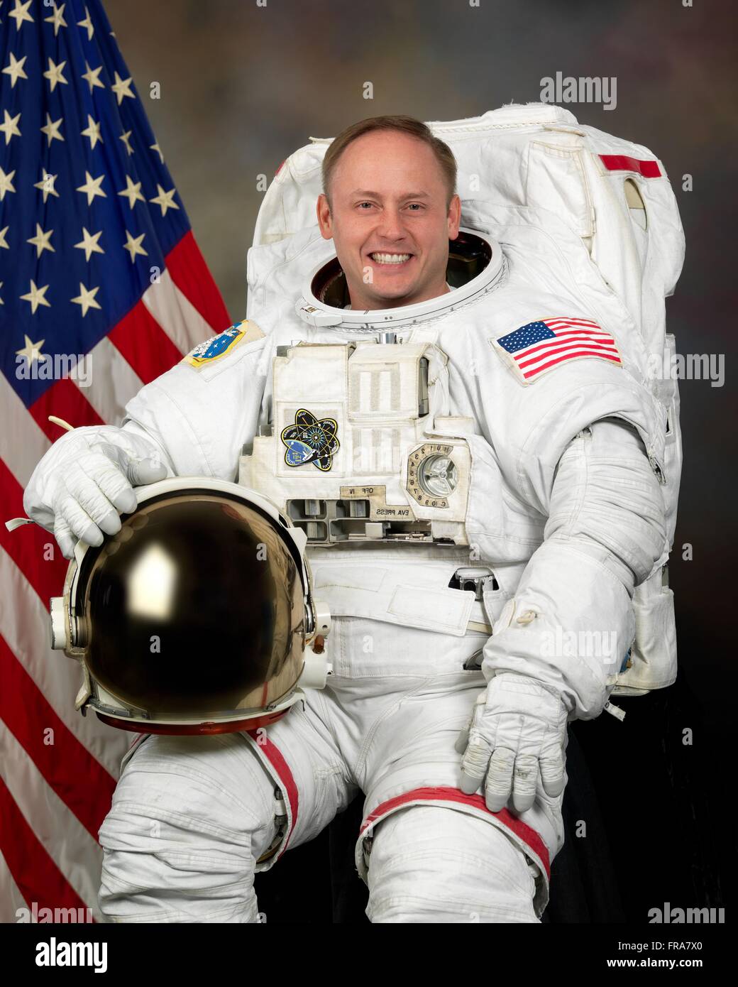 La NASA L'astronaute Mike Fincke portrait officiel portant la combinaison spatiale de l'unité de sorties le 18 décembre 2009 à Houston, Texas. Banque D'Images