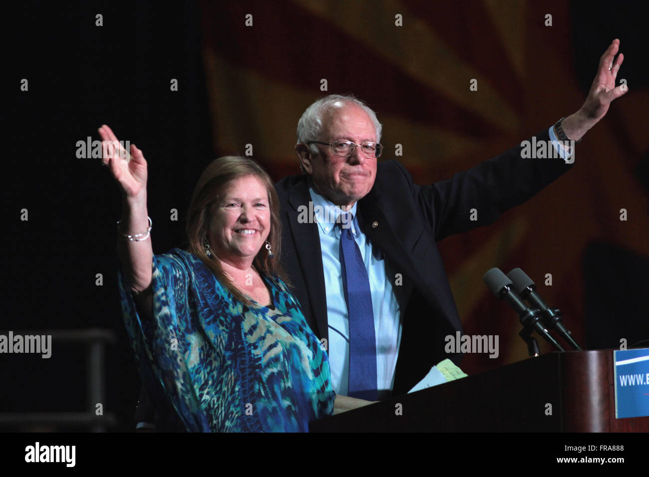 Le sénateur américain et le candidat démocrate Bernie Sanders et sa femme, Jane Sanders vague aux partisans lors d'un rassemblement électoral au centre de conventions de Phoenix le 15 mars 2016 à Phoenix, Arizona. Banque D'Images