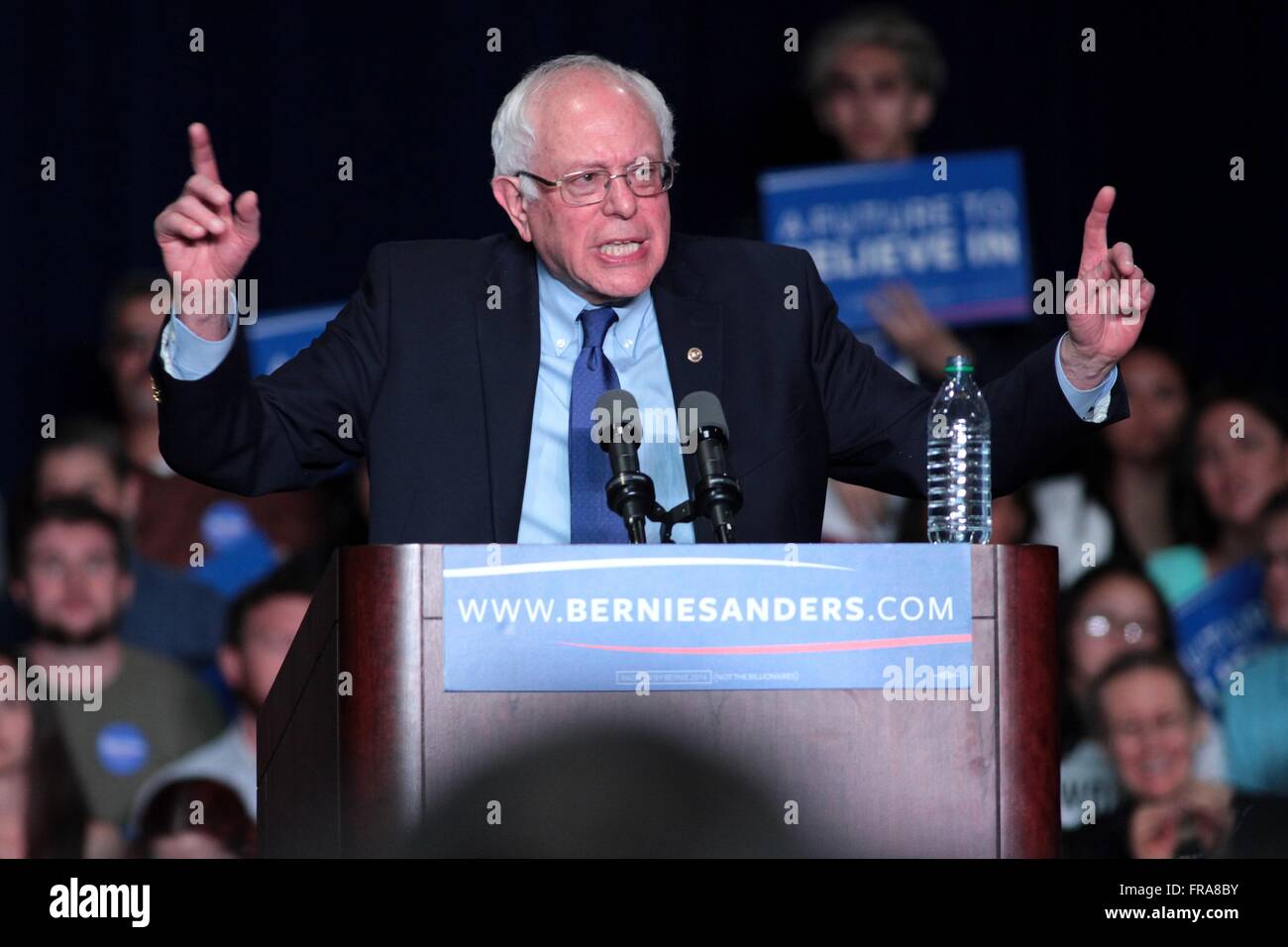 Le sénateur américain et le candidat démocrate Bernie Sanders parle aux partisans lors d'un rassemblement électoral au centre de conventions de Phoenix le 15 mars 2016 à Phoenix, Arizona. Banque D'Images