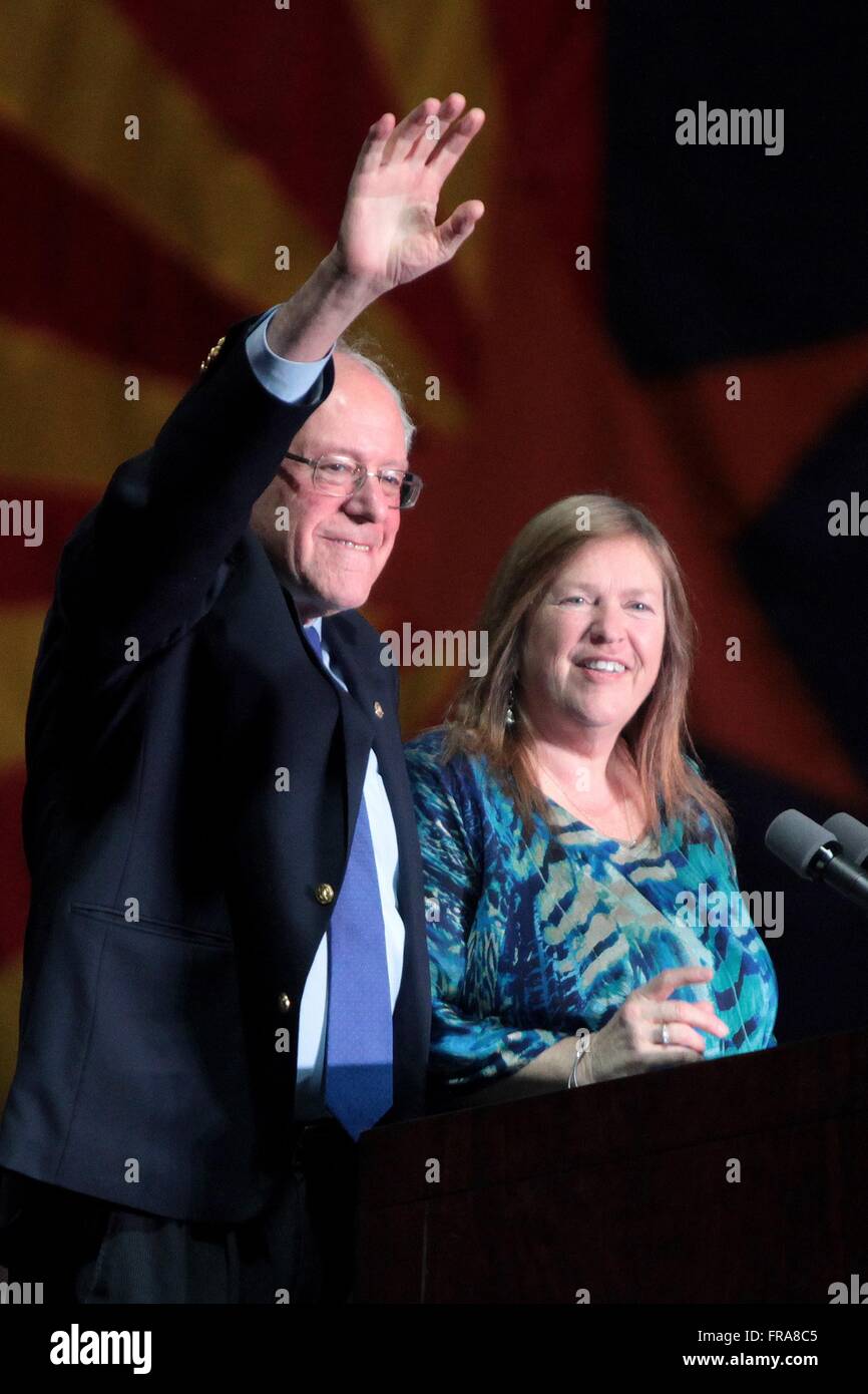 Le sénateur américain et le candidat démocrate Bernie Sanders et sa femme, Jane Sanders vague aux partisans lors d'un rassemblement électoral au centre de conventions de Phoenix le 15 mars 2016 à Phoenix, Arizona. Banque D'Images
