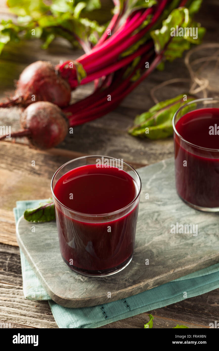 Les matières organiques dans un verre de jus de betterave Banque D'Images