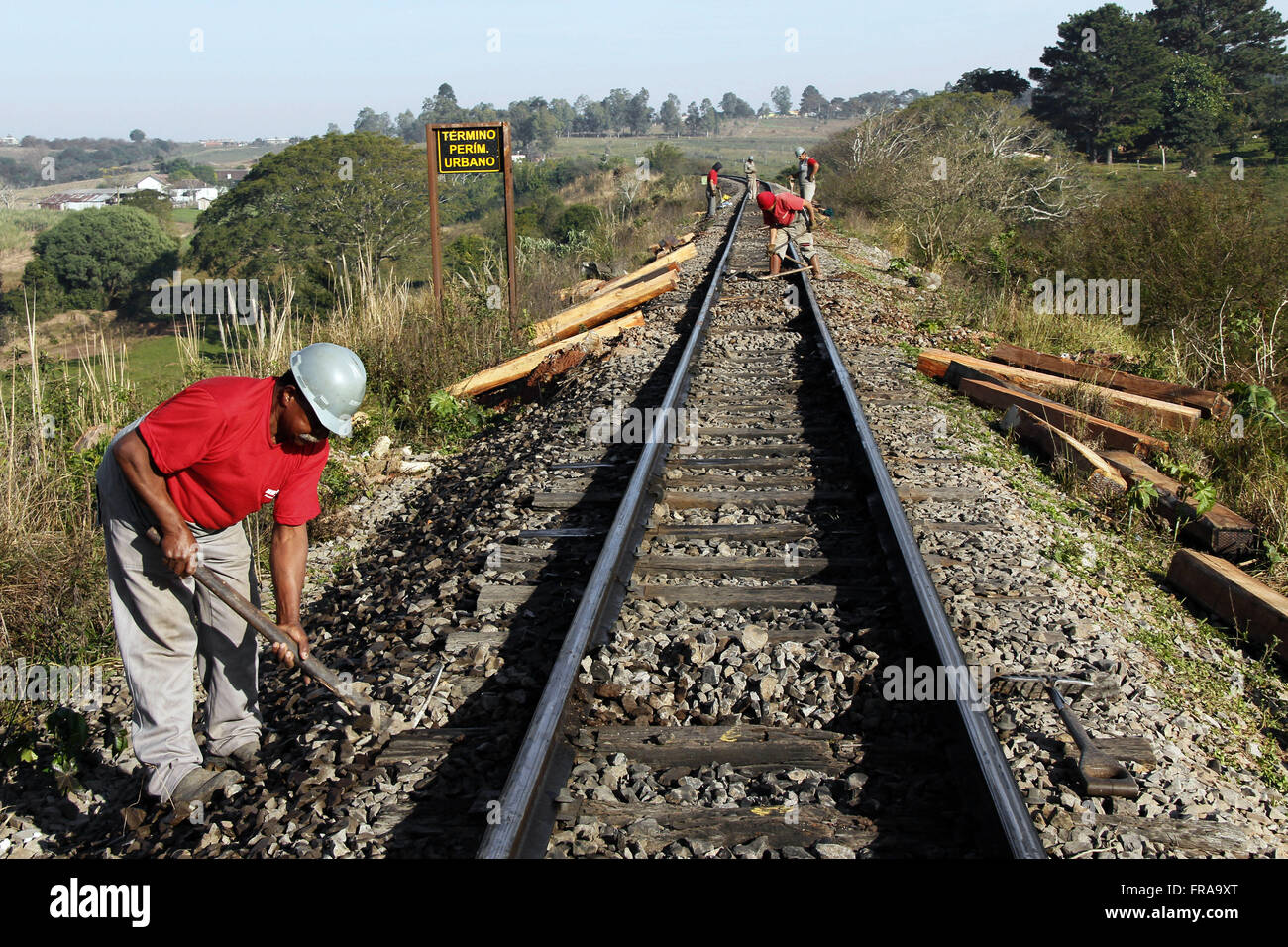 Échange de traverses endommagées du chemin de fer administré par tous - America Latina Logistica Banque D'Images