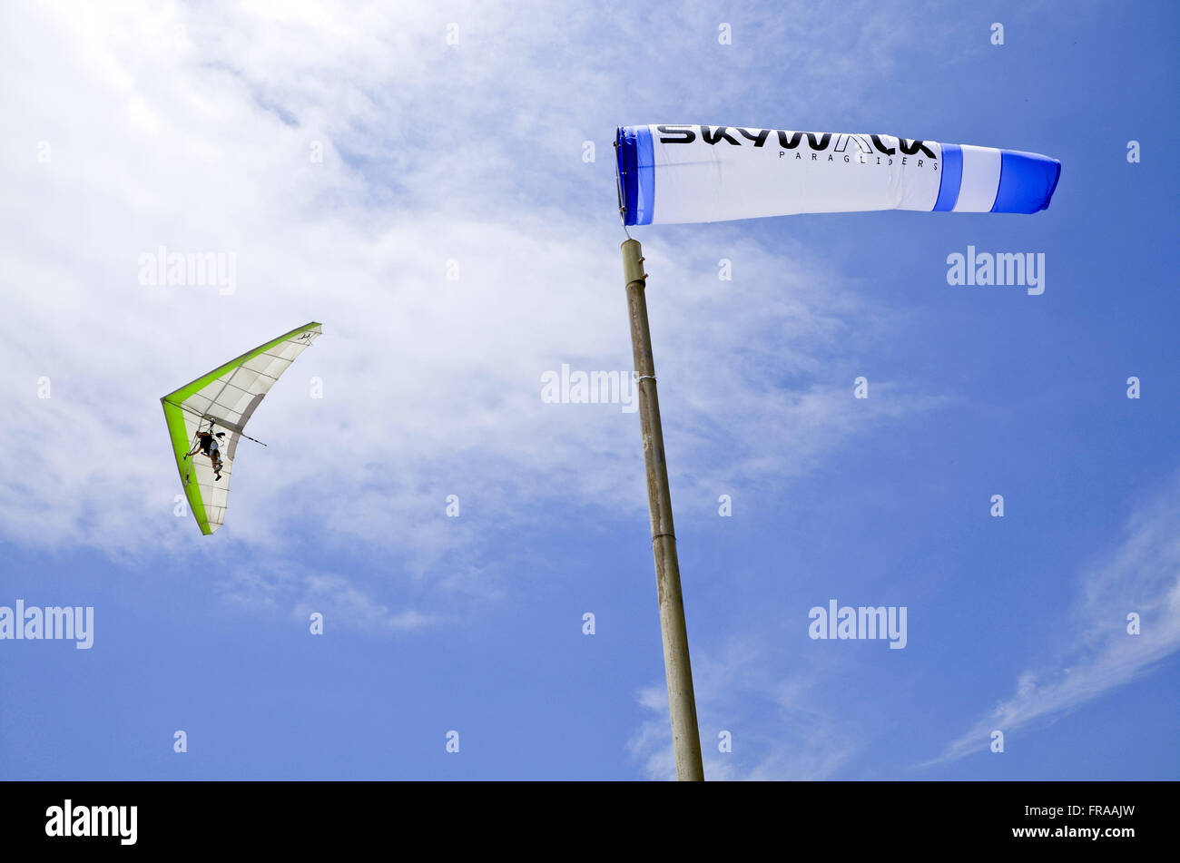 Manche à air indiquant la position du vent pour guider la pratique de vol libre Banque D'Images