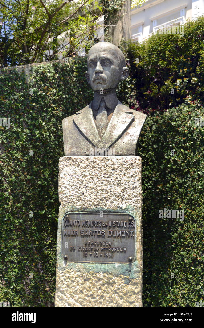 Buste en l'honneur de Santos Dumont en face de son ancienne résidence Banque D'Images